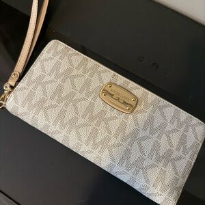 Michael Kors Cream Wristlet Wallet